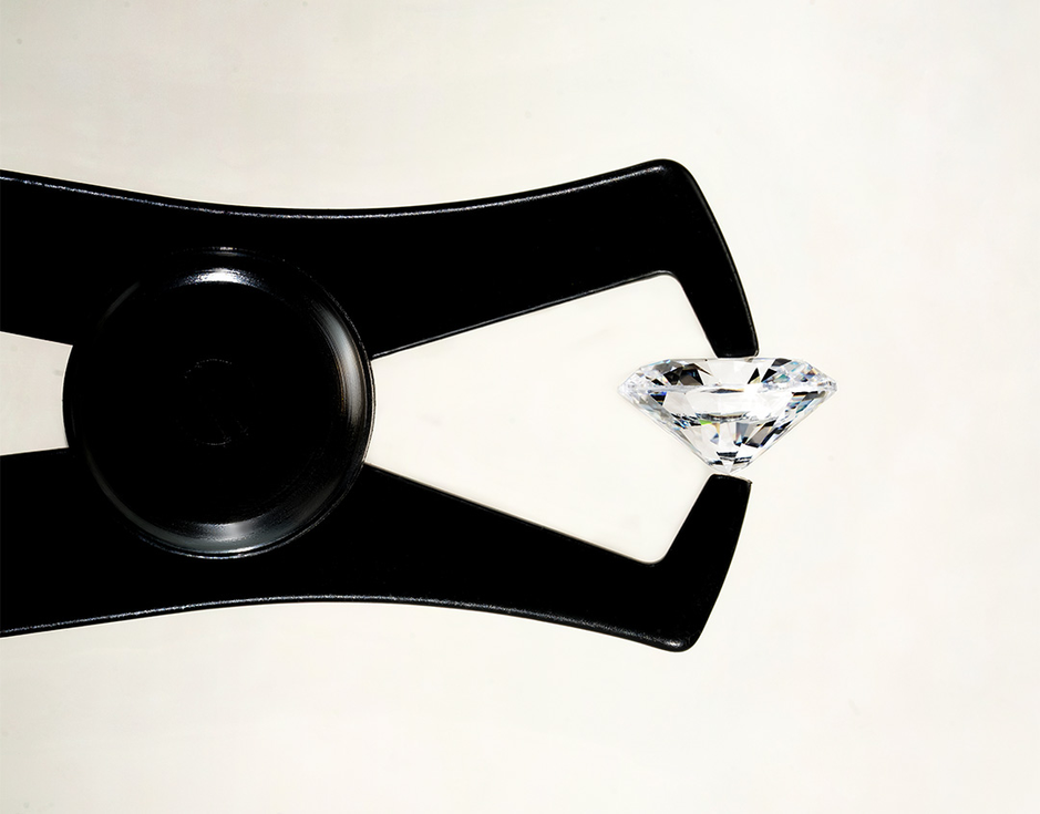 Diamant taillé révélant ses facettes et son éclat