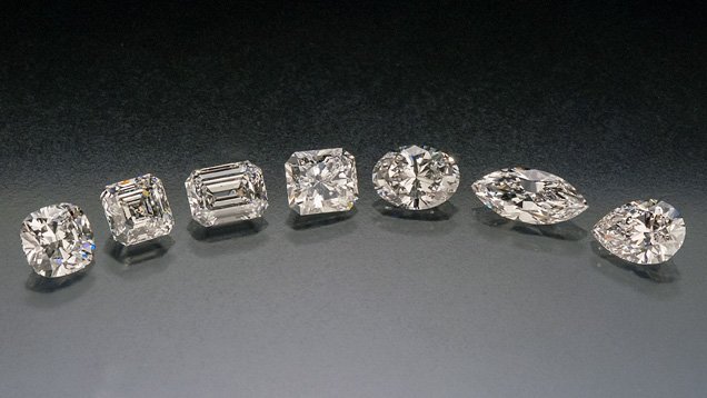 Différentes formes de diamants : rond, ovale, poire, marquise et émeraude
